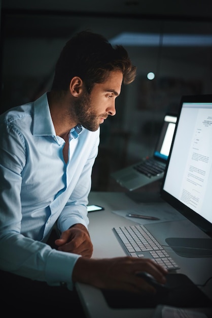 Pensamiento y empresario por computadora para correo electrónico Internet y trabajar hasta tarde en la oficina para la carrera corporativa Felicidad escritorio y abogado con tecnología para la comunicación en el espacio de trabajo por la noche