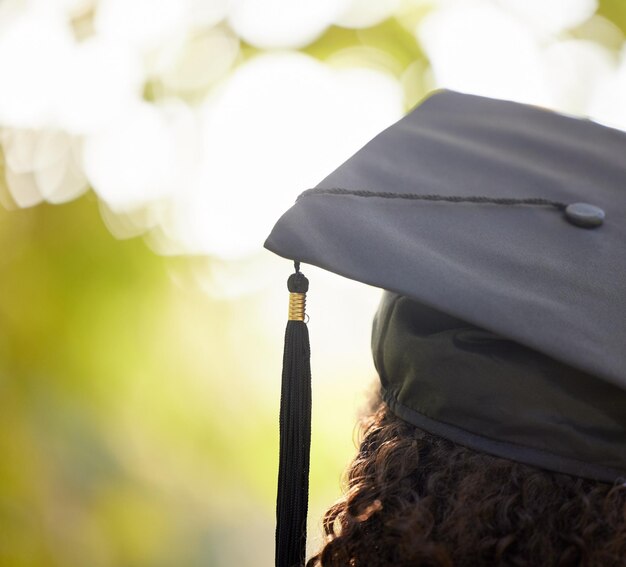 El pensamiento de la gorra de graduación y la planificación al aire libre de la mujer en el futuro con logros educativos Graduado universitario o universitario piensa en maquetas de objetivos de éxito y motivación para aprender con becas estudiantiles
