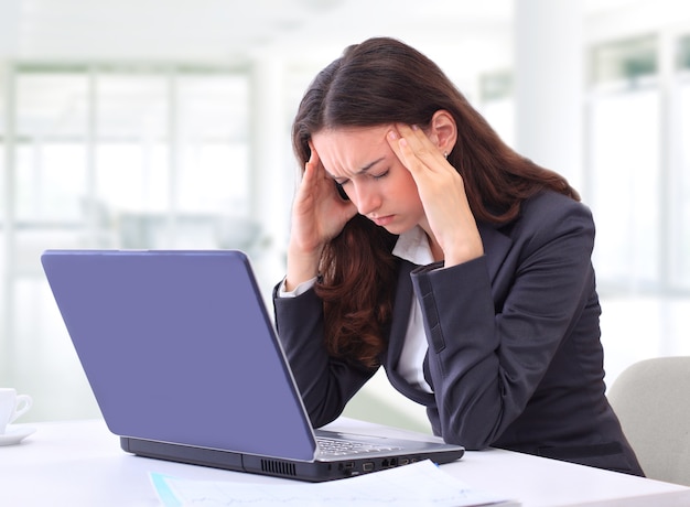 Pensamiento pensativo de la mujer de negocios en la oficina.