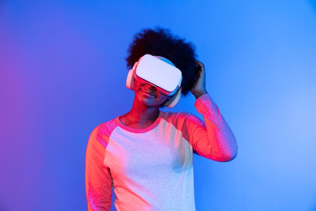 Pensamiento de perfil hermosa africana con gafas de realidad virtual metaverso Contrivance