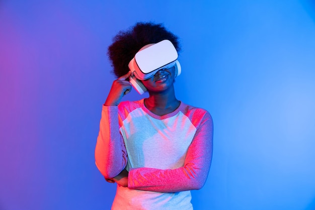 Pensamiento de perfil hermosa africana con gafas de realidad virtual metaverso Contrivance