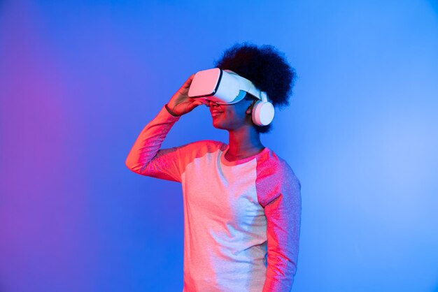 Pensamiento de perfil hermosa africana con gafas de realidad virtual metaverso Contrivance