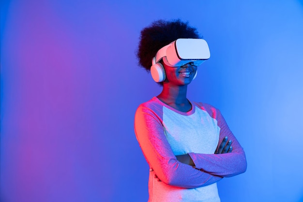 Pensamiento de perfil hermosa africana con gafas de realidad virtual metaverso Contrivance