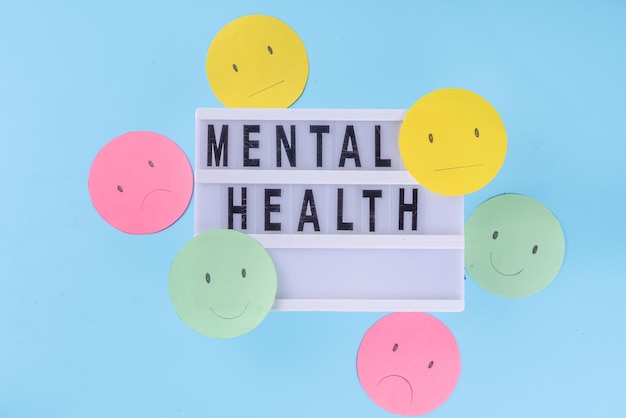 Foto pensamiento positivo capacidad de salud mental para vivir sin estrés concepto fondo del día mundial de la salud mental emoticonos de papel multicolor con diferentes estados de ánimo