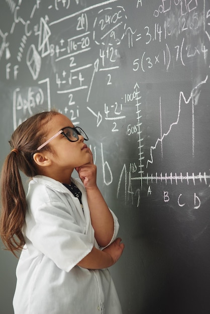Pensamiento preescolar y aula con genio de la pizarra y aprendizaje en educación para el desarrollo de la infancia Ideas de niñas y matrícula para el crecimiento Lectura y matemáticas para la evaluación del conocimiento como niño
