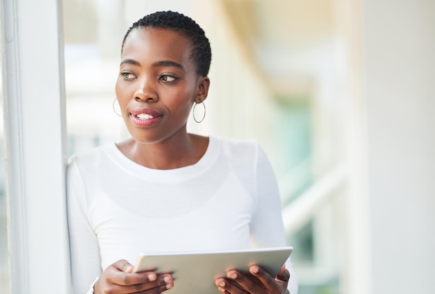 Pensamiento de tableta y mujer de negocios africana para investigación de redes sociales y sonrisa en la oficina para internet o planificación Busca de ideas y empleado de inicio navegación por sitio web o aplicación móvil sobre tecnología