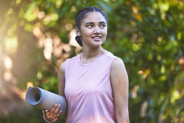 Pensamiento de yoga y mujer en la naturaleza para hacer ejercicio físico y entrenamiento espiritual Entrenamiento de bienestar y niña con idea de meditación o entrenamiento de cuerpo y mente para la salud para comenzar la mañana en un parque