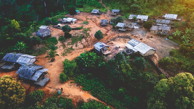 Los pensamientos de un pequeño pueblo en la cima de una colina traen felicidad