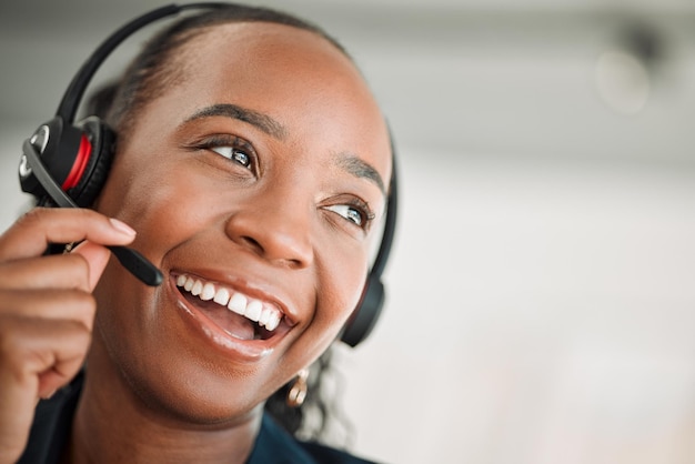 Pensando en el centro de llamadas y la mujer negra con una sonrisa servicio al cliente y conexión a Internet con ventas de telecomunicaciones Persona femenina consultora o agente con decisión de crm o telemarketing con auriculares