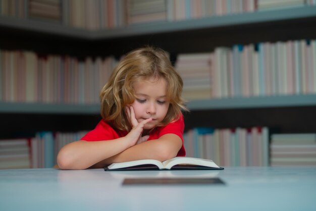 Pensando criança escola estudante lendo livro na biblioteca crianças desenvolvimento aprender a ler aluno leitura b