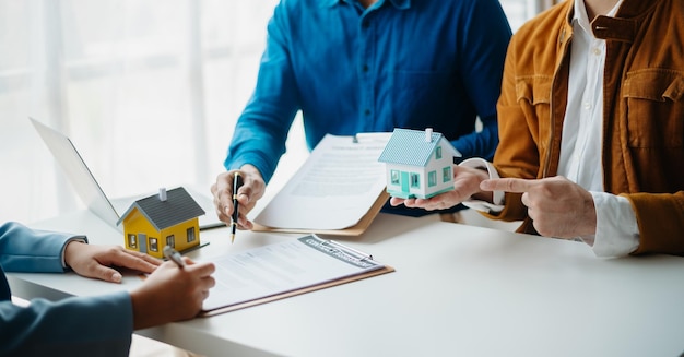 Pensando em comprar uma casa investindo em imóveis Corretor assina um acordo de venda contrato de aluguel de agente negócio bem sucedido