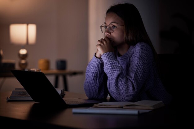 Foto pensando em laptop doméstico e mulher noturna contemplando universidade estudando projeto de faculdade de pesquisa ou ideia de ensaio educação aprendendo estudo de conhecimento e crise de relatório de resolução de problemas de alunas