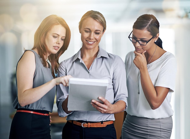 Foto pensando en ideas de planificación e innovación en el papeleo mientras se trabaja en la estrategia para la empresa nueva en la oficina gerente con un grupo o equipo de mujeres de negocios colegas compañeras de trabajo con una visión