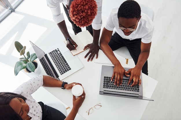 Pensando juntos Grupo de empresarios afroamericanos que trabajan juntos en la oficina