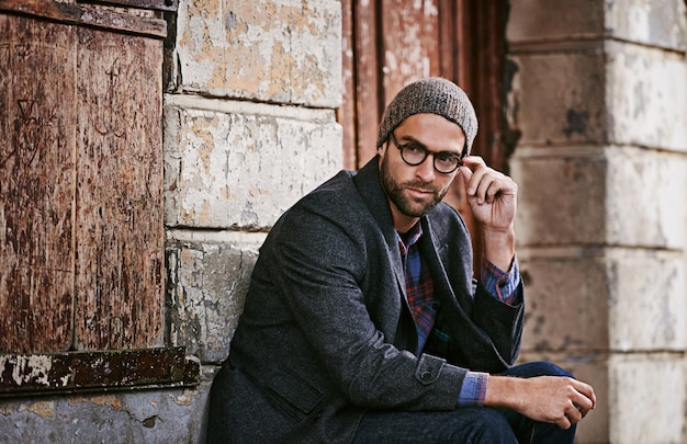 Pensando en la moda y el hombre al aire libre en invierno y relájese con ropa de moda, gafas y reflexivo Modelo masculino o hombre con gafas, maravilla o ideas con ropa elegante, relájese o reflexione en una ciudad