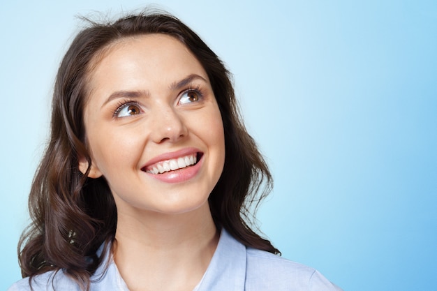 Pensando mulher de negócios olhando para cima