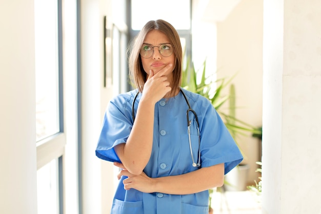 pensando, mulher sentindo-se duvidosa e confusa, com opções diferentes, imaginando qual decisão tomar