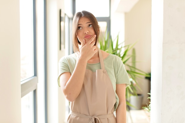 pensando, mulher sentindo-se duvidosa e confusa, com opções diferentes, imaginando qual decisão tomar