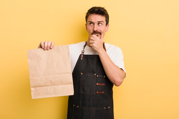 Pensando sentir-se duvidoso e confuso, conceito de entrega de fast food