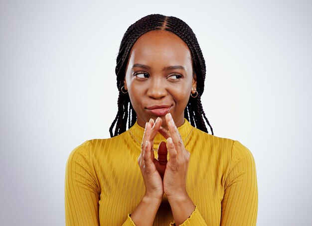 Pensando sorriso e mulher negra com esquema mãos no estúdio para planejamento malvado ou vingança em fundo cinza Planeando vilão e modelo feminino africano com emoji de campanário para ideia de brainstorming