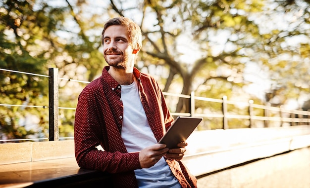 Pensando tablet e sorriso de homem ao ar livre e feliz na rua on-line e trabalho remoto nos EUA Ideia funcionário e pessoa com especialista em internet e negócios digitais para site em mídias sociais