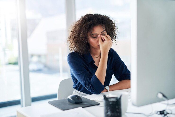 Foto pensar estresse e mulher no escritório computador e pesquisa de público-alvo desapontado nos negócios dor de cabeça on-line e copywriting para projeto sério e frustrado com feedback e e-mail
