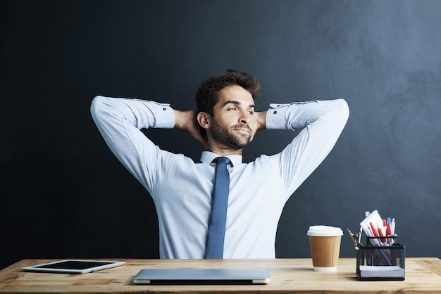 Pensar en los negocios y el hombre con paz relajarse y estirarse con descanso y productividad con el proyecto terminado cara de persona feliz y profesional con sonrisa y espacio de maqueta con planificación e ideas