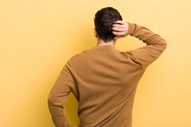 Pensar ou duvidar coçar a cabeça sentir-se perplexo e confuso para trás ou para trás