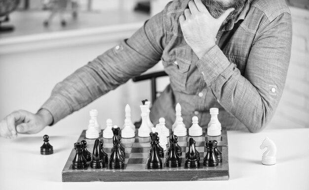 Foto pensar en el próximo paso táctica es saber qué hacer lógicas de desarrollo aprender a jugar al ajedrez lección de ajedrez concepto de estrategia jugar al ajedrez pasatiempo intelectual figuras en tablero de ajedrez de madera