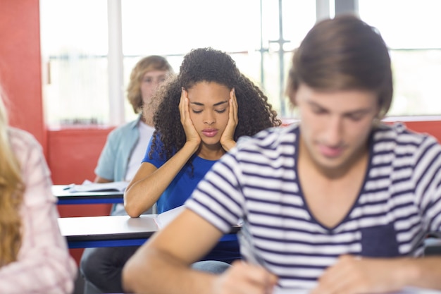 Pensativa aluna em sala de aula