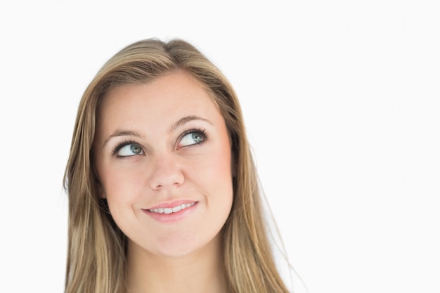 Pensativa mujer rubia sonriendo