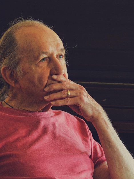 El pensativo Bob Dorough sentado en el interior