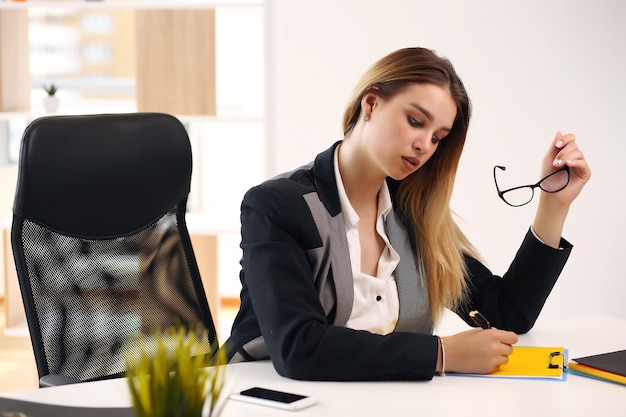 Pensativo empresaria europea preocupada mirando a otro lado, pensando, resolviendo un problema en el trabajo