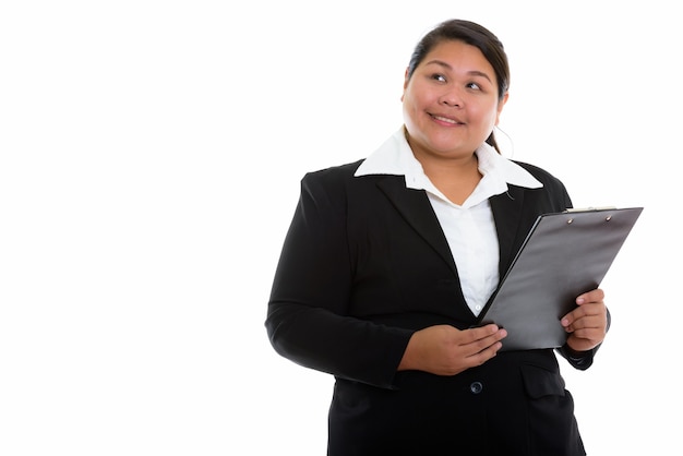 Pensativo joven empresaria asiática gorda feliz sonriendo