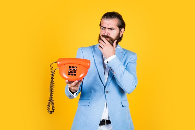 Pense em um homem de conceito de chamada de negócios diferente falando com um homem barbudo de telefone vintage de terno segurando um telefone retrô fique conectado conceito de atendimento ao cliente Homem barbudo com aparelho de telefone