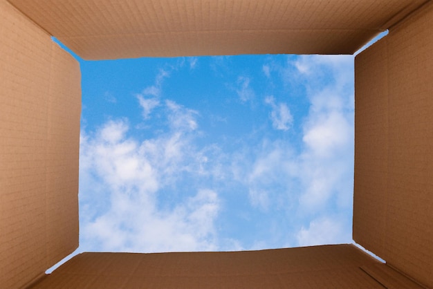 Pense fora da caixa, abra o pacote contra o céu azul, visão furística, brainstorming