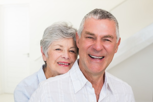 Pensionierte Paare, die an der Kamera lächeln