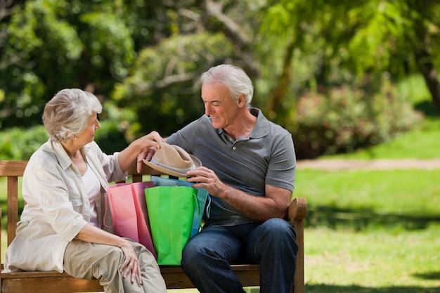 Pensionierte Paare mit Einkaufstaschen