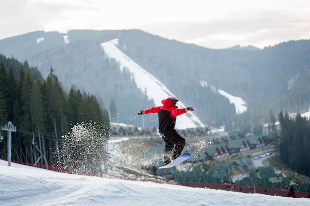 Pensionista masculina em seu snowboard no resort winer