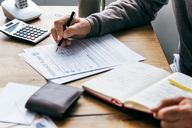 Pensionista rellenando un formulario