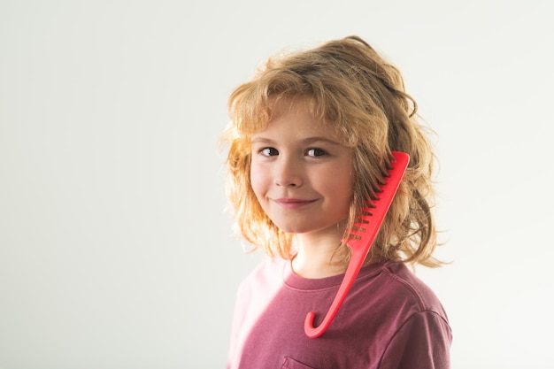 Pente e escova de cabelo conceito condicionador e shampoo para crianças cabelo criança com um pente e cabelo problema