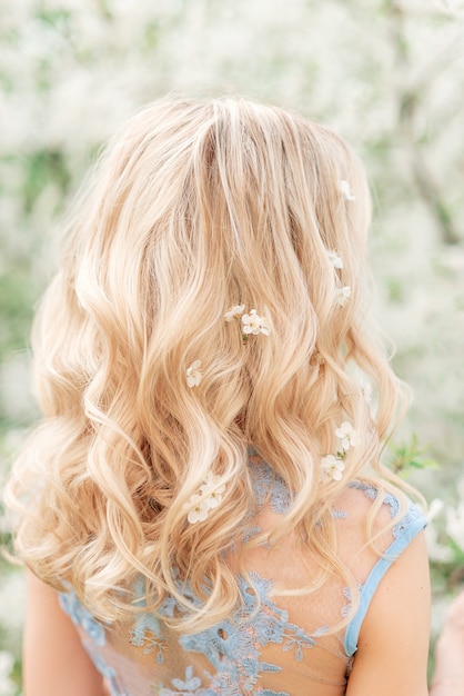 Penteado cachos com flores.