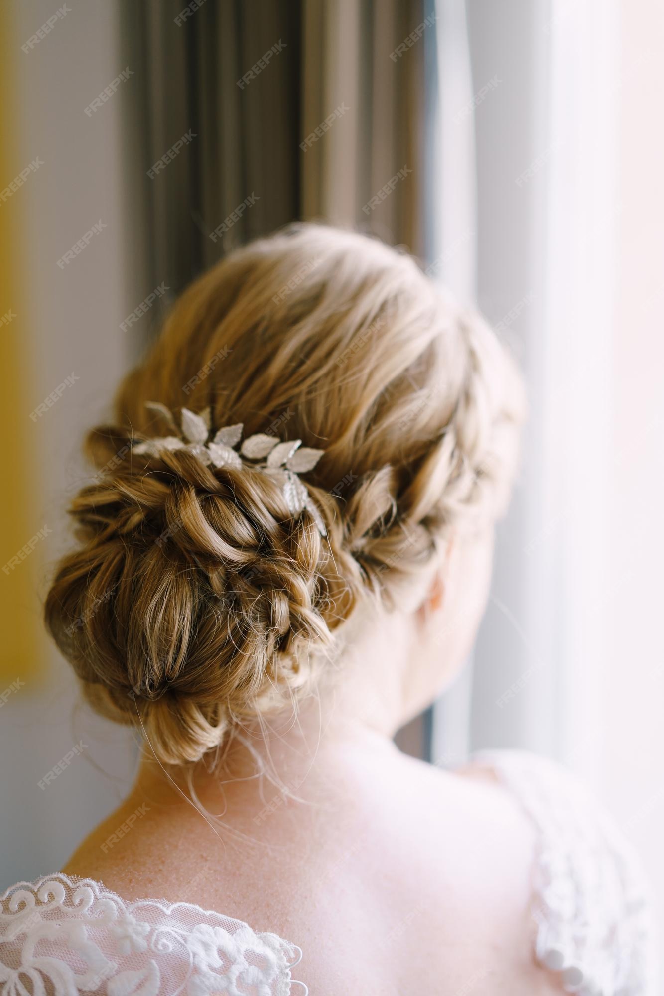 Penteado de casamento da noiva no cabelo comprido closeup | Foto Premium