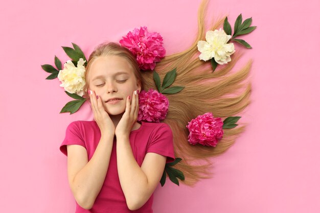 Penteado e arte das unhas da moda.