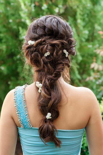 penteado elegante com flores frescas em uma trança
