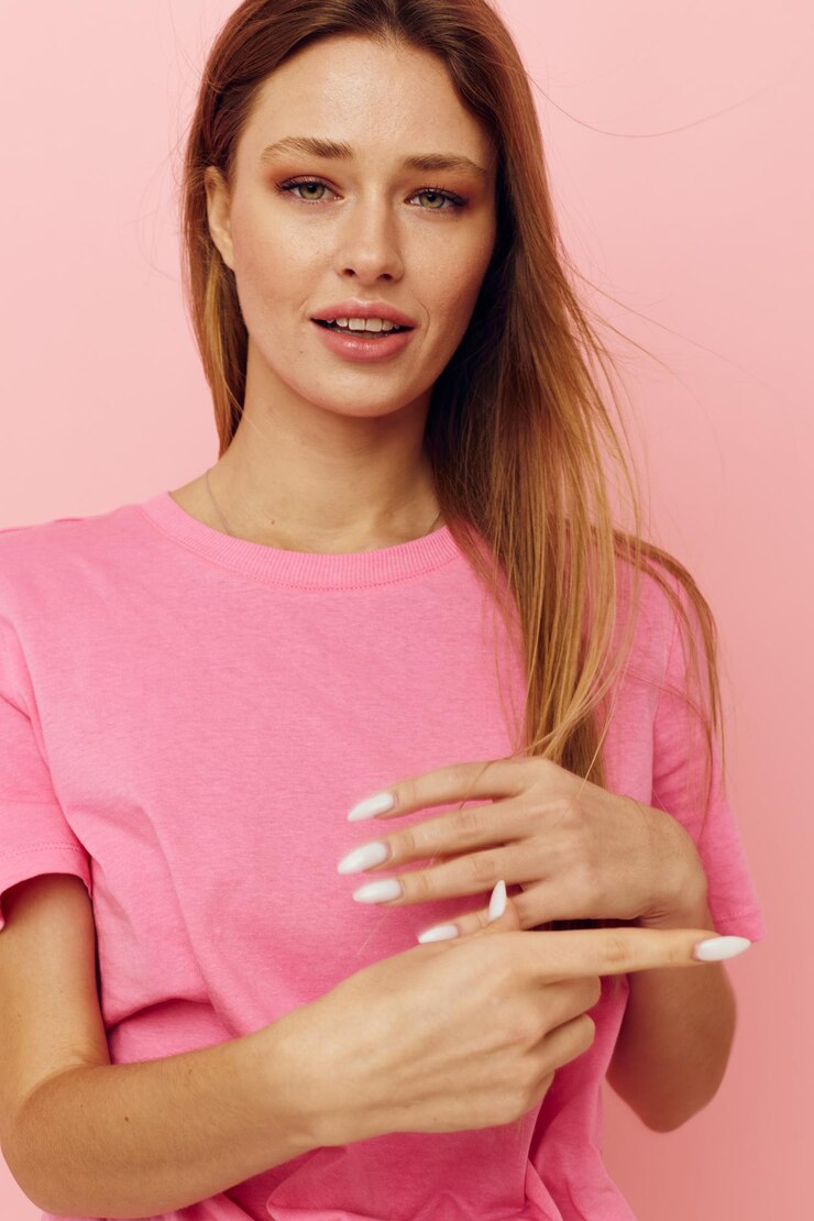 Foto penteado longo de mulher atraente em fundo isolado de penas de camiseta rosa