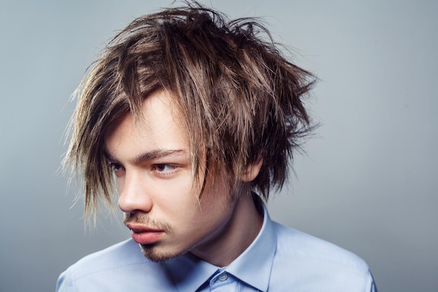 Penteado masculino, moda beleza em fundo cinza