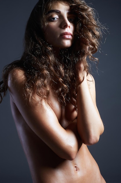 Foto penteado ondulado de mulher jovem e bonita nua sexy