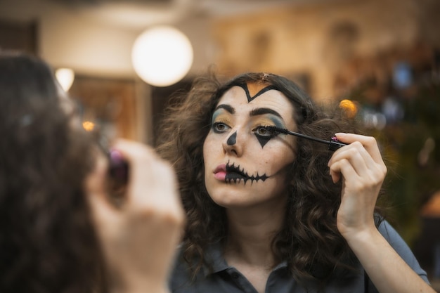 Foto: Maquiagem de bruxa fácil para fazer no Halloween: essa inspiração usa  batom preto - Purepeople