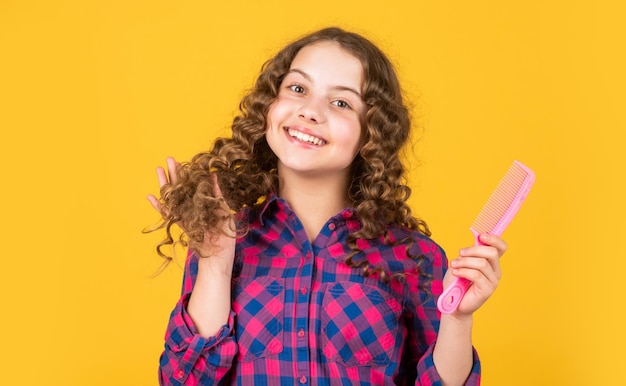 Penteado para festa Material de cabeleireiro Cabelo encaracolado de criança pequena Moda e beleza Salão de cabeleireiro para menina pequena Escovar cabelos longos Desfrutando de cachos brilhantes Condicionador de óleo de bálsamo para modelar